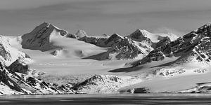 Landschap: Sneeuwlandschap met getijdengletsjer op Spitsbergen van Rini Kools