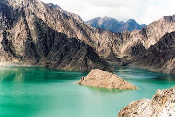 Landschap van een meer in de bergen in Dubai