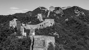 De Grote Muur bij Jinshanling in China van Roland Brack