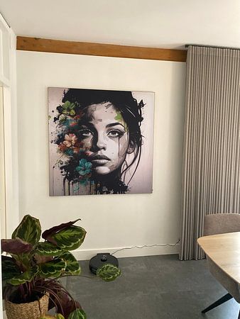 Femme en noir et blanc avec des fleurs colorées