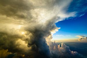 Derrière les nuages