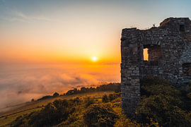 Le château de Desenberg surplombant la mer de brouillard