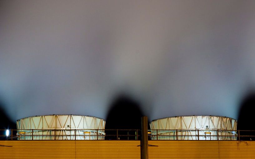 Nachtelijk werk Botlek Rotterdam van Guido Akster