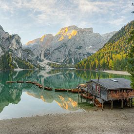 Braies meer in Zuid-Tirol op een herfstochtend van Michael Valjak