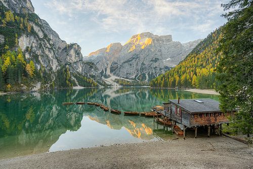 Le lac Prags Wildsee dans le Tyrol du Sud par un matin d'automne sur Michael Valjak