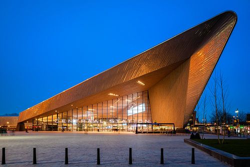 Rotterdam Centraal Station in het blauwe uur (frontaal)