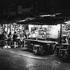 Straßenessen in Bangkok in schwarz-weiß von Bart van Lier