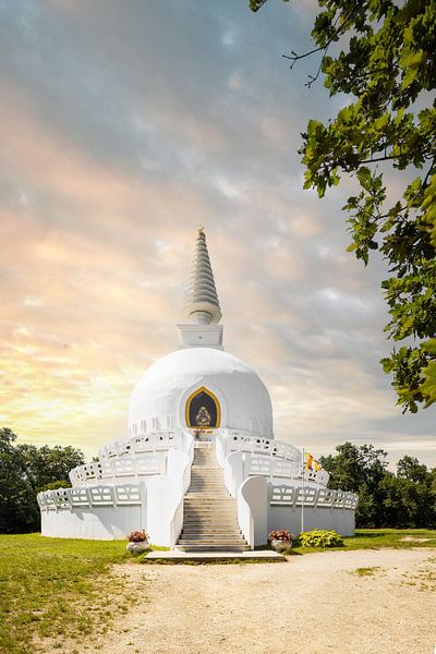 Stupa de la paix Zalaszántó, construction bouddhiste blanche par Fotos by Jan Wehnert