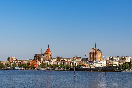 Uitzicht over de Warnow naar de Hanzestad Rostock