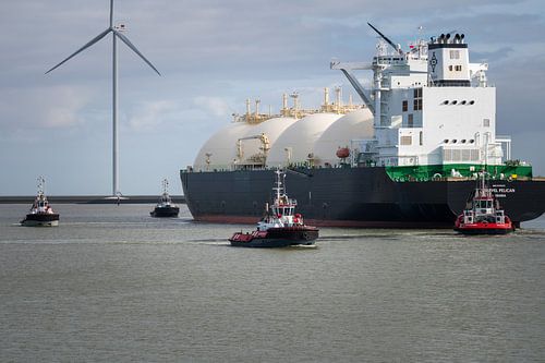 LNG tanker Marvel Pelican met sleepboten