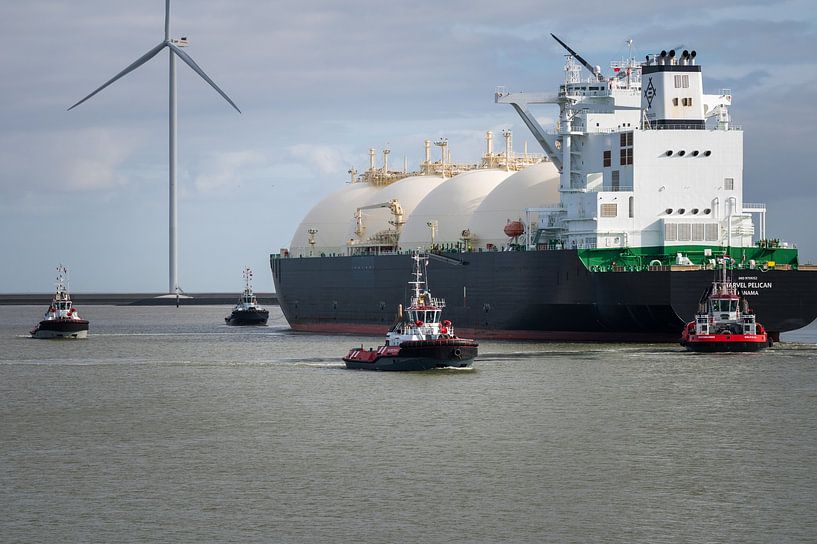 LNG-Tanker Marvel Pelican mit Schleppern von Jan Georg Meijer