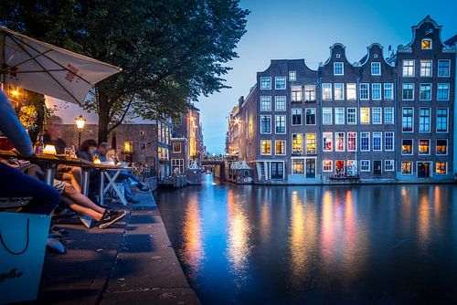 Zicht op de grachtenpanden aan de Zeedijk in Amsterdam tijdens het blauwe uur