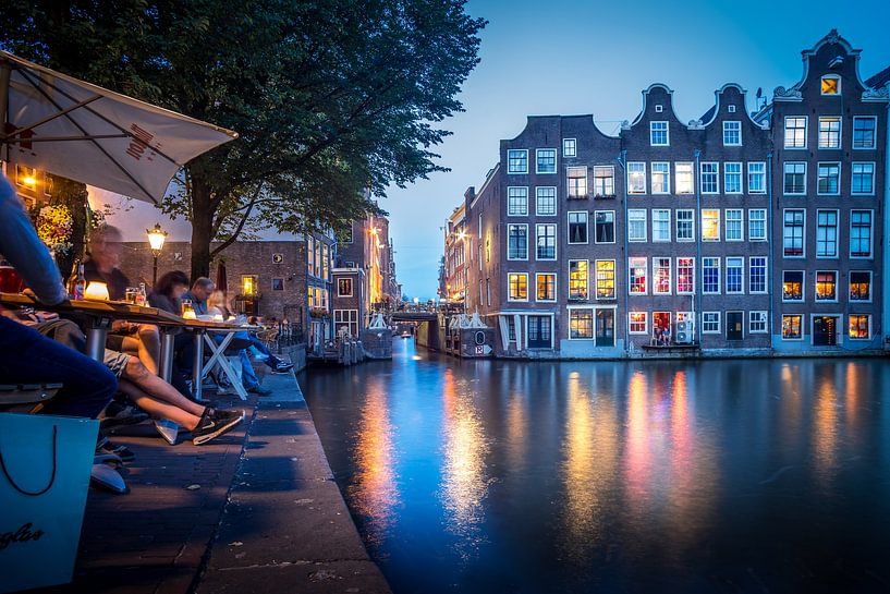 Zicht op de grachtenpanden aan de Zeedijk in Amsterdam tijdens het blauwe uur van Bart Ros