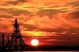 Vuurtoren bij ondergaande zon by Bob Bleeker