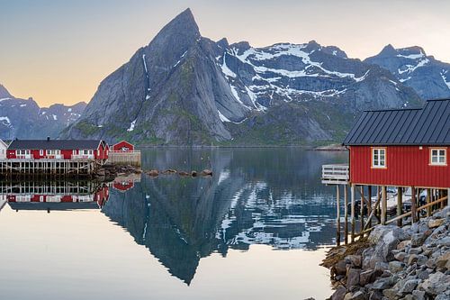 Soleil de minuit sur les îles Lofoten en Norvège