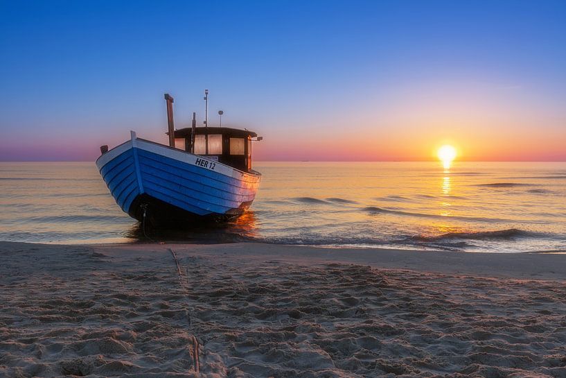 Blauwe houten boot op het strand van de Oostzee van Tilo Grellmann