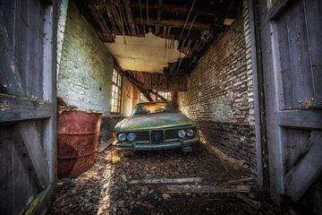 Abandoned car in a barn by Steven Dijkshoorn