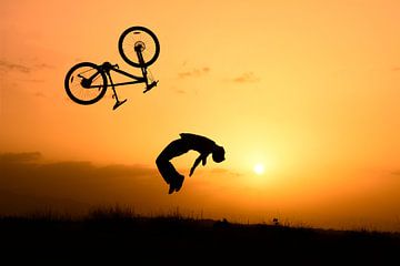 Stunt fietser bij zonsondergang van Atelier Liesjes