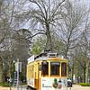 Retro-Straßenbahn in den Straßen von Porto von Minimalistic Travel Photography by.Rieneke