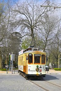 Retro-Straßenbahn in den Straßen von Porto