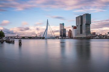 Rotterdam skyline met Erasmusbrug von Ilya Korzelius