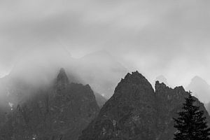 Mistig bergmassief sur SchumacherFotografie