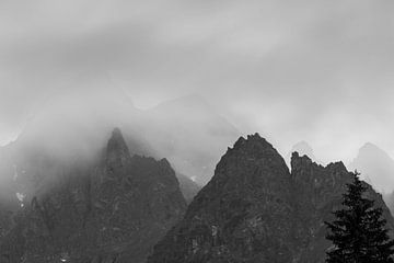 Mistig bergmassief van SchumacherFotografie