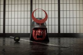 Antiker Samurai Helm neben dem Katana Schwert im traditionellen japanischen Zimmer von Besa Art