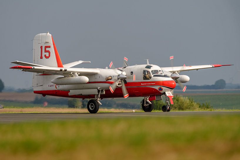 Avion de lutte contre les incendies Grumman S-2T Turbo Firecat. par Jaap van den Berg