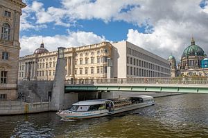 Berlin - Am Spreeufer mit Blick auf des Berliner Schloss und den Berliner Dom