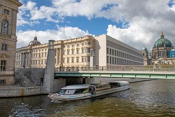 Berlin - Am Spreeufer mit Blick auf des Berliner Schloss und den Berliner Dom von t.ART