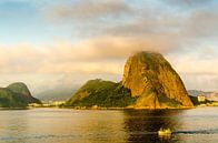 Baai van Rio de Janeiro met uitzicht op de Suikerbroodberg en vissersboot bij dageraad van Dieter Walther thumbnail
