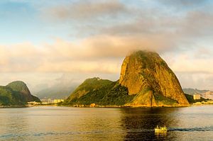Bucht von Rio de Janeiro mit Blick auf  Zuckerhut und Fischerboot  im Morgengrauen