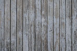 Les étagères peintes en blanc vieillies.