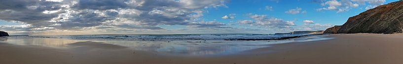 Panorama van een verlaten strand bij Vale Figueiras in Portugal van Eye on You