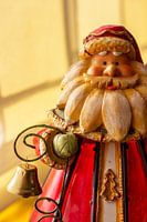 De Kerstman komt en luidt de kerst in met zijn bel