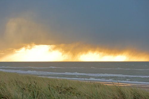 Vurige zonsondergang Hargen aan zee