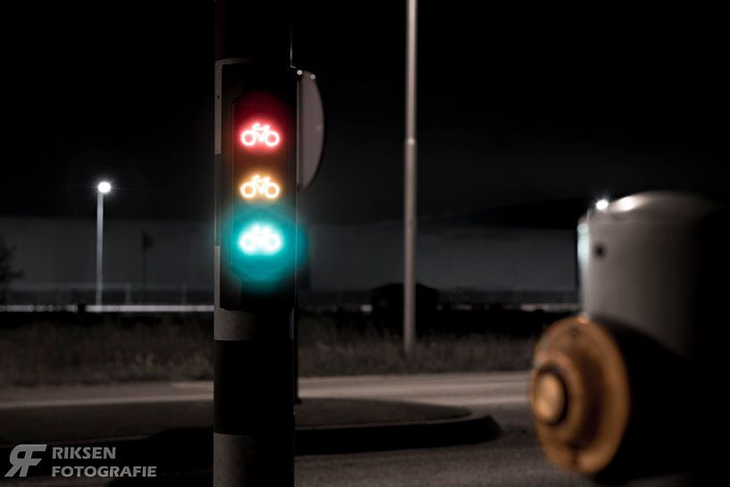 Bike traffic light at night by Antony Riksen