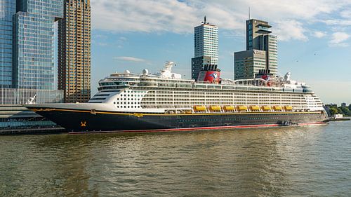 Cruiseschip Disney Dream in Rotterdam.