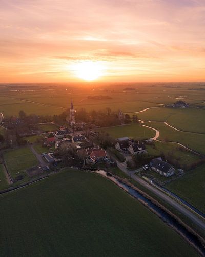 Zonsondergang boven Cornwerd in Friesland