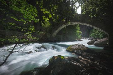 Brug over het ravijn van Pré Saint Didier. Valle d'Aosta. van Stefano Orazzini