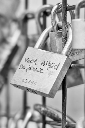 grille rouillée serrure sur une clôture avec des vœux écrits Lovey 1