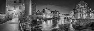 De oude binnenstad van Lüneburg in de avond in zwart-wit. van Manfred Voss, Schwarz-weiss Fotografie