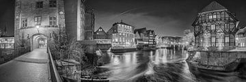 De oude binnenstad van Lüneburg in de avond in zwart-wit. van Manfred Voss, Zwart-Wit Fotografie