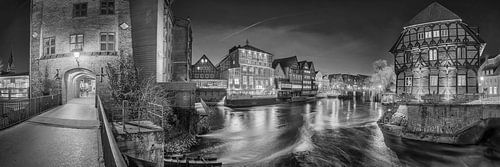 De oude binnenstad van Lüneburg in de avond in zwart-wit.