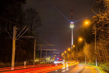 Allemagne, ciel nocturne sombre au-dessus de la célèbre tour de télévision de Stuttgart. sur adventure-photos