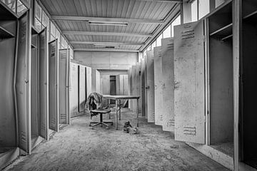 Lockers in verlaten betonfabriek in Arkel van Silvia Thiel