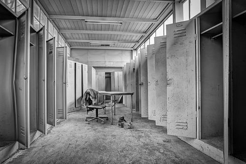 Lockers in verlaten betonfabriek in Arkel