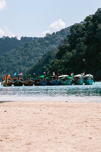Thailand khao lak reisfotografie  kleurrijke vissersboten