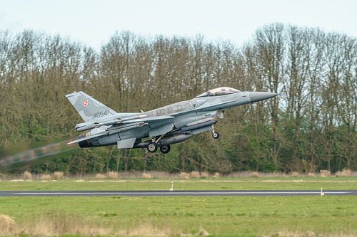 Take-off Poolse Lockheed Martin F-16C Fighting Falcon.